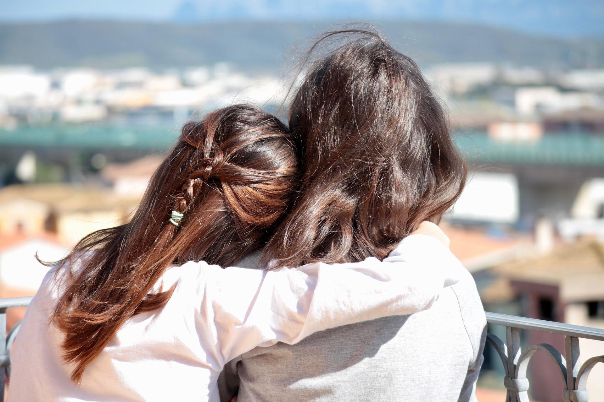 Une mère et sa fille de dos