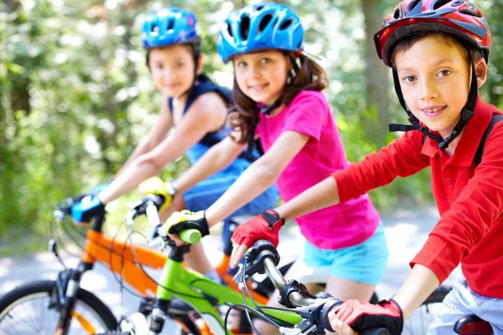 des enfants font du vélo