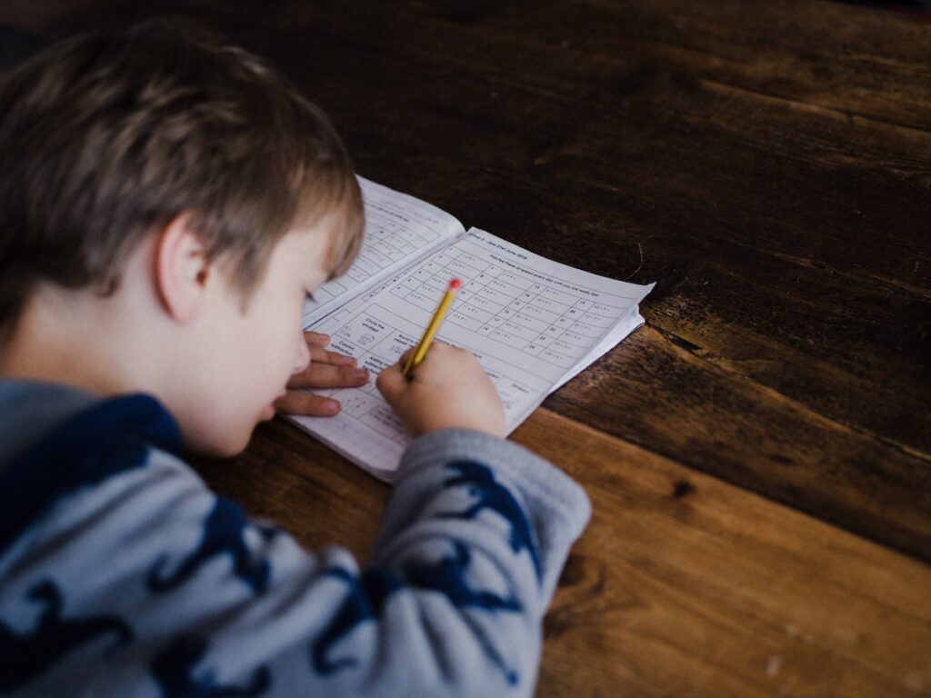 Comment aider un enfant qui a du mal à écrire ?