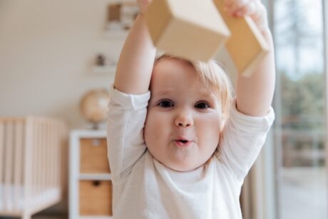 bébé qui joue