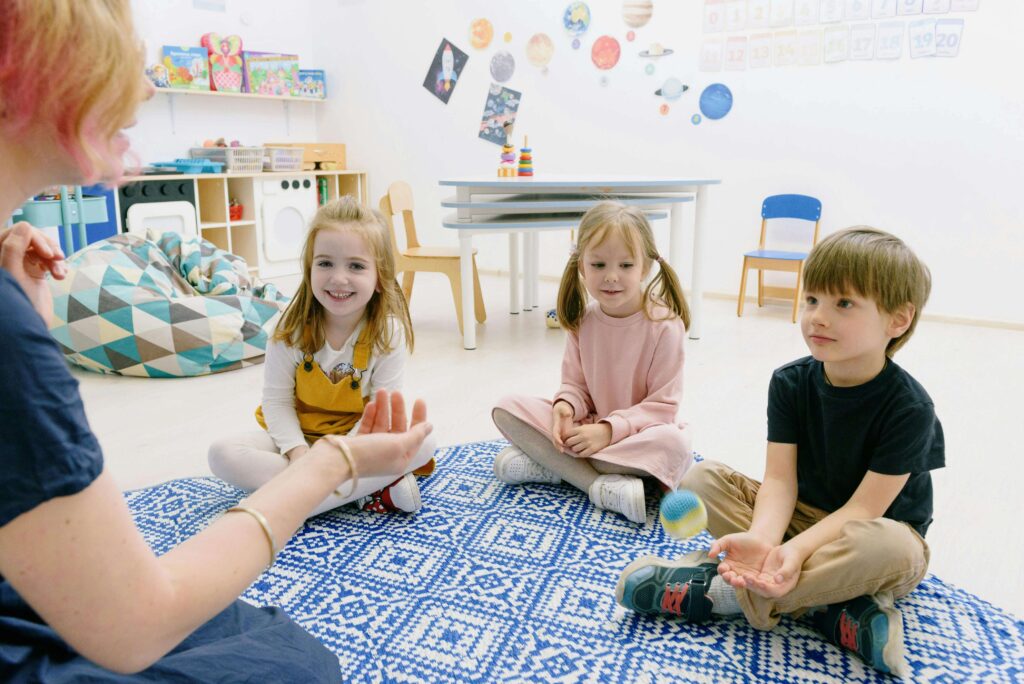 À quel âge un enfant peut-il faire sa rentrée à l’école maternelle ? Est-ce obligatoire dès 2 ou 3 ans ? Entre traditions françaises, évolution de la législation et réalités du terrain, les questions autour de la scolarisation des tout-petits sont nombreuses. Cet article vous aide à y voir plus clair : âge minimum, démarches à suivre, avantages d’une entrée précoce ou encore choix de l’école… Tour d’horizon complet pour bien accompagner votre enfant dans cette grande étape. La maternelle est obligatoire depuis quand ? Histoire de la scolarisation précoce L’école maternelle est une particularité française qui s’est développée dès le XIXe siècle. À l’origine, on parlait de « salles d’asile », destinées à accueillir les jeunes enfants de familles modestes pendant que leurs parents travaillaient. Ces structures ont progressivement évolué pour devenir de vrais lieux d’éducation. En 1881, sous l’impulsion de Jules Ferry, l’enseignement gratuit est instauré, suivi de près par l’obligation scolaire à partir de 6 ans. L’école maternelle, bien que non obligatoire, se développe alors pour accueillir les enfants entre 2 et 6 ans. Durant le XXe siècle, l’école maternelle se généralise dans les communes, avec une pédagogie adaptée aux jeunes enfants. Dans les années 1990, près de 100 % des enfants de 3 à 5 ans étaient déjà scolarisés, bien avant que cela ne devienne une obligation légale. Cette tradition d’accueil précoce témoigne de l’importance accordée à l’éducation dès le plus jeune âge en France. La loi de 2019 sur l’obligation de scolarisation à partir de 3 ans C’est la loi du 26 juillet 2019, issue de la réforme pour une « école de la confiance », qui rend la scolarisation obligatoire dès l’âge de 3 ans. Avant cette date, seuls les enfants à partir de 6 ans étaient concernés par l’obligation scolaire. Cette nouvelle mesure s’inscrit dans la volonté de renforcer l’égalité des chances dès le plus jeune âge, en rendant l’accès à l’école maternelle universel et systématique. L’objectif affiché par le ministère de l’Éducation nationale est clair : permettre à tous les enfants, quelle que soit leur origine sociale ou géographique, de bénéficier d’un cadre éducatif structurant, dès leurs premières années. Les conséquences de cette loi Depuis 2019, tous les enfants doivent être inscrits à l’école maternelle à partir de 3 ans, sauf instruction en famille dûment déclarée. Cette mesure renforce le rôle de l’école comme lieu d’apprentissage, mais aussi de socialisation. À travers des activités adaptées, les enfants y développent leur langage, leur motricité, leur curiosité et apprennent à vivre en groupe. L’école maternelle joue ainsi un rôle clé dans la préparation à l’école élémentaire. En accompagnant les enfants dès 3 ans, elle permet une transition en douceur vers les apprentissages fondamentaux, tout en réduisant les inégalités dès la petite enfance. Est-il possible d’aller à l’école maternelle dès 2 ans ? L’admission des enfants de moins de 3 ans Même si la scolarisation est obligatoire à partir de 3 ans, il est parfois possible d’inscrire un enfant à l’école maternelle dès l’âge de 2 ans. Cet accueil anticipé concerne ce qu’on appelle la « toute petite section », une classe destinée aux enfants nés en début d’année civile. Toutefois, l’admission à cet âge reste facultative et dépend de plusieurs facteurs. Chaque commune, via sa mairie, fixe ses propres critères d’admission. En général, la priorité est donnée aux enfants de 3 ans, et les places pour les enfants de 2 ans sont limitées. L’école peut également exiger que l’enfant soit propre, ou capable de s’adapter à la vie en collectivité (manger seul, faire la sieste sur un lit, etc.). Enfin, l’accès dépend souvent de la capacité d’accueil de l’école, du nombre d’enseignants disponibles et du lieu de résidence de la famille. Les avantages et inconvénients d’une entrée précoce à la maternelle Intégrer l’école maternelle dès 2 ans peut être bénéfique pour certains enfants. Cela leur permet de découvrir progressivement le monde scolaire, de se socialiser, de développer leur langage, et d’acquérir des repères dans un environnement structuré. C’est aussi une aide précieuse pour les familles qui n’ont pas trouvé de mode de garde ou souhaitent une préparation en douceur à la petite section. Cependant, cette entrée précoce n’est pas adaptée à tous. À 2 ans, l’enfant est encore très jeune et a besoin d’un cadre rassurant et de beaucoup d’attention. L’école maternelle, bien qu’accueillante, ne fonctionne pas comme une crèche : les adultes encadrants sont moins nombreux et l’emploi du temps est plus rigide. Certains enfants peuvent donc avoir du mal à s’adapter au rythme scolaire, à la séparation d’avec leurs parents, ou à la vie en groupe. Les alternatives à la maternelle pour les enfants de moins de 3 ans Si l’école maternelle ne semble pas la meilleure option, il existe plusieurs alternatives : les crèches collectives, les haltes-garderies, ou encore les assistantes maternelles agréées. Ces structures offrent un encadrement adapté à l’âge de l’enfant, avec un personnel formé aux besoins des tout-petits. Elles permettent également un accueil plus progressif, souvent plus souple et personnalisé que celui de l’école. En fonction de la maturité de l’enfant, de la situation familiale et des places disponibles, chaque famille pourra faire le choix qui lui semble le plus adapté. Comment inscrire votre enfant à l’école maternelle ? Les démarches administratives L’inscription à l’école maternelle se fait en général au printemps précédant la rentrée scolaire, entre mars et mai. Il est important de se renseigner dès le début de l’année civile auprès de sa mairie, car chaque commune peut fixer ses propres dates limites. La première étape consiste à enregistrer votre enfant auprès du service scolaire de la mairie de votre lieu de résidence. Celle-ci vous délivrera un certificat d’inscription, qui précise l’école maternelle d’affectation. Une fois ce document obtenu, vous devrez finaliser l’inscription directement auprès de la direction de l’école, généralement sur rendez-vous. Les documents à fournir incluent : Le livret de famille ou un extrait d’acte de naissance de l’enfant, Un justificatif de domicile, Le carnet de santé avec les vaccinations à jour (notamment le vaccin contre la diphtérie, le tétanos et la poliomyélite, obligatoires pour l’entrée à l’école), Eventuellement, un certificat médical ou un document attestant de la garde en cas de séparation des parents. Les critères à prendre en compte Le plus souvent, l’enfant est inscrit dans l’école de secteur, c’est-à-dire celle qui dépend de son adresse. Toutefois, certaines communes acceptent les demandes de dérogation pour un autre établissement, par exemple si celui-ci propose un projet pédagogique particulier ou si la situation familiale le justifie. Les écoles peuvent accorder une priorité aux enfants âgés de 3 ans et plus, en particulier si les places sont limitées. Pour les enfants de 2 ans, les critères d’admission sont plus stricts, comme évoqué précédemment. Le projet pédagogique de l’école, la taille des classes, la présence d’un dispositif d’accueil pour les enfants à besoins particuliers ou encore la proximité avec le domicile ou le lieu de travail des parents sont autant d’éléments à considérer au moment du choix. Les conseils pour bien préparer l’inscription Au-delà des démarches administratives, il est essentiel de préparer votre enfant à la rentrée. Parlez-lui de l’école, lisez des livres sur le sujet, et si possible, participez à une journée portes ouvertes ou à une visite organisée par l’école. Pensez également à signaler tout besoin spécifique : allergie, suivi médical, handicap ou difficultés particulières. L’équipe enseignante pourra ainsi anticiper les adaptations nécessaires pour un accueil serein. Une rentrée bien préparée est le gage d’une scolarité maternelle réussie et épanouie. L’école maternelle représente un tremplin vers l’autonomie, l’apprentissage et la vie en collectivité. En s’informant à temps et en préparant cette transition en douceur, vous offrez à votre enfant toutes les chances de vivre sereinement ses premiers pas à l’école.